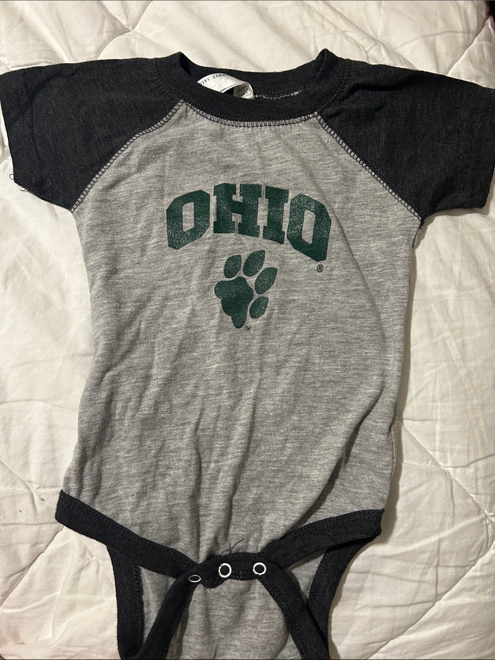 Rabbit Skins Gray Ohio Bobcats Paw Infant Bodysuit Onesie 6 Months